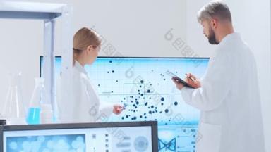 两名科学家对细胞进行分析讨论